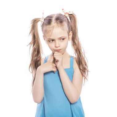 Beyaz izole zemin üzerinde mavi elbiseli Genç yedi yaşında esmer kız. Düşünceli, düşünme duygular yüzünde