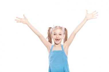 Beyaz izole zemin üzerinde mavi elbiseli Genç yedi yaşında esmer kız. Yüzünde gülümseme ve mutluluk duygular. Kız Bayan iki ön diş