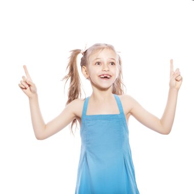 Beyaz izole zemin üzerinde mavi elbiseli Genç yedi yaşında esmer kız. Hayretle, sürpriz duygular yüzünde