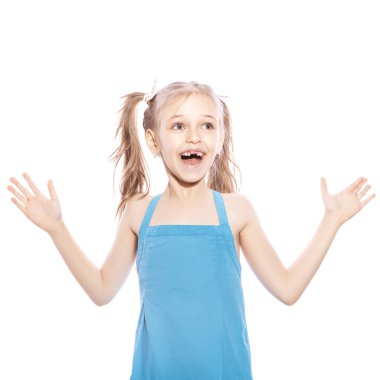 Beyaz izole zemin üzerinde mavi elbiseli Genç yedi yaşında esmer kız. Hayretle, sürpriz duygular yüzünde