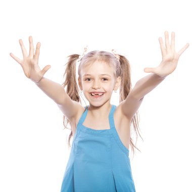 Beyaz izole zemin üzerinde mavi elbiseli Genç yedi yaşında esmer kız. O yüzündeki avuç içi jest elleri, gülümseyen ve mutluluk ve sevinç duygular kadar yapmak