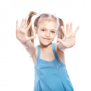 Beyaz izole zemin üzerinde mavi elbiseli Genç yedi yaşında esmer kız. O yüzündeki avuç içi jest elleri, gülümseyen ve mutluluk ve sevinç duygular kadar yapmak