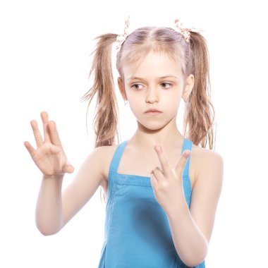 Beyaz izole zemin üzerinde mavi elbiseli Genç yedi yaşında esmer kız. Parmaklarını yüzünde düşünceli duygular güveniyor