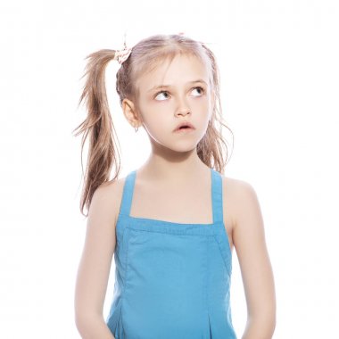 Beyaz izole zemin üzerinde mavi elbiseli Genç yedi yaşında esmer kız. Düşünceli, düşünme duygular yüzünde