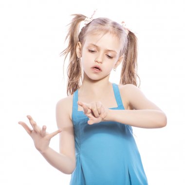 Beyaz izole zemin üzerinde mavi elbiseli Genç yedi yaşında esmer kız. Parmaklarını yüzünde düşünceli duygular güveniyor