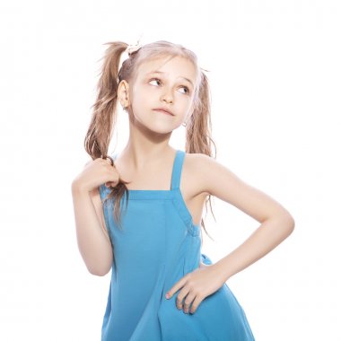 Beyaz izole zemin üzerinde mavi elbiseli Genç yedi yaşında esmer kız. Yüzünde gülümseme ve mutluluk duygular. Kız Bayan iki ön diş