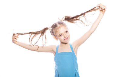 Beyaz izole zemin üzerinde mavi elbiseli Genç yedi yaşında esmer kız. Yüzünde gülümseme ve mutluluk duygular. Kız Bayan iki ön diş