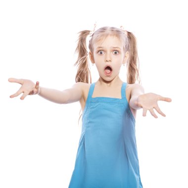 Beyaz izole zemin üzerinde mavi elbiseli Genç yedi yaşında esmer kız. Hayretle, sürpriz duygular yüzünde