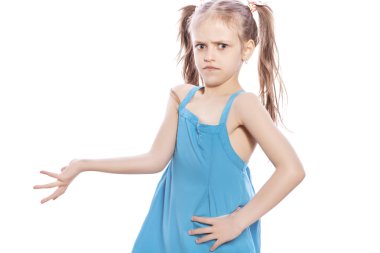 Beyaz izole zemin üzerinde mavi elbiseli Genç yedi yaşında esmer kız. Hayretle, sürpriz duygular yüzünde