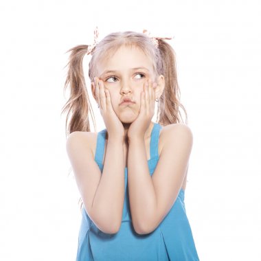 Beyaz izole zemin üzerinde mavi elbiseli Genç yedi yaşında esmer kız. Yüzündeki kızgın, mutsuz, hüzünlü duygular