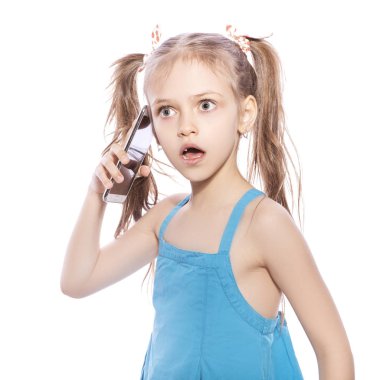 Beyaz izole zemin üzerinde mavi elbiseli Genç yedi yaşında esmer kız. Hayretle, sürpriz duygular yüzünde. Evet