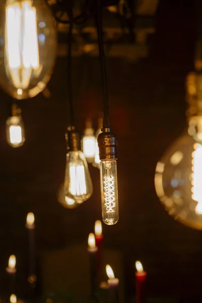 Lámpara Creativa Ilumina Por Encima Una Mesa Cena Festiva Luz —  Fotos de Stock