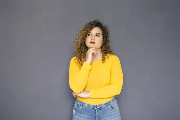 Nette Brünette Size Frau Mit Lockigem Haar Gelbem Pullover Und — Stockfoto