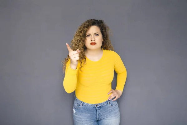 Nette Brünette Size Frau Mit Lockigem Haar Gelbem Pullover Und — Stockfoto