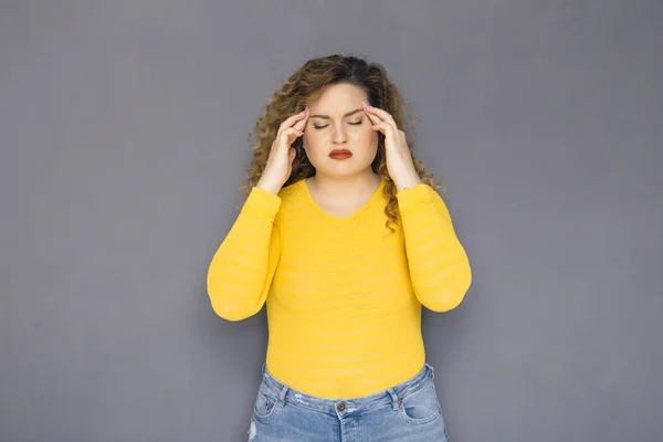 Bonito Morena Size Mulher Com Cabelo Encaracolado Suéter Amarelo Jeans — Fotografia de Stock