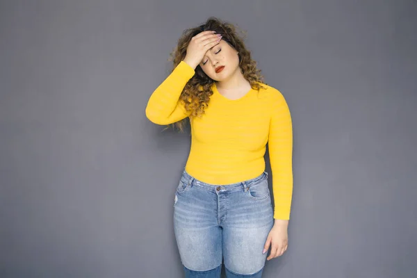 Bonito Morena Size Mulher Com Cabelo Encaracolado Suéter Amarelo Jeans — Fotografia de Stock