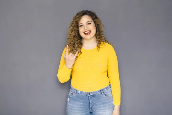 Bonito Morena Size Mulher Com Cabelo Encaracolado Suéter Amarelo Jeans — Fotografia de Stock