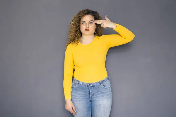 Schattige Brunette Grootte Vrouw Met Krullend Haar Gele Trui Jeans — Stockfoto