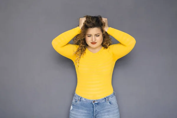 Bonito Morena Size Mulher Com Cabelo Encaracolado Suéter Amarelo Jeans — Fotografia de Stock