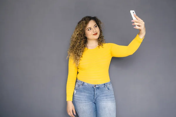 Bonito Morena Size Mulher Com Cabelo Encaracolado Suéter Amarelo Jeans — Fotografia de Stock