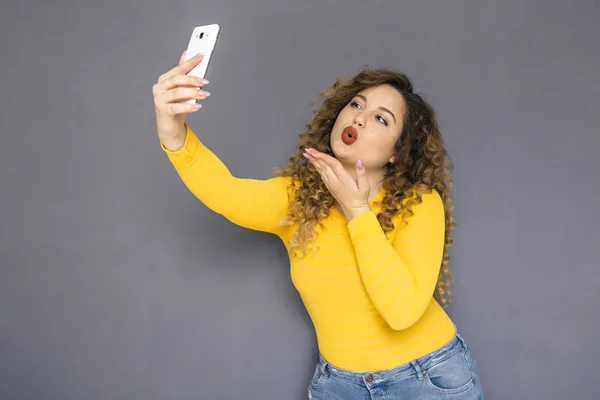 Bonito Morena Size Mulher Com Cabelo Encaracolado Suéter Amarelo Jeans — Fotografia de Stock