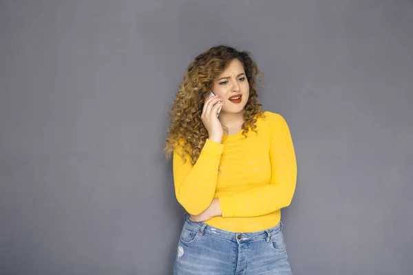 Schattige Brunette Grootte Vrouw Met Krullend Haar Gele Trui Jeans — Stockfoto