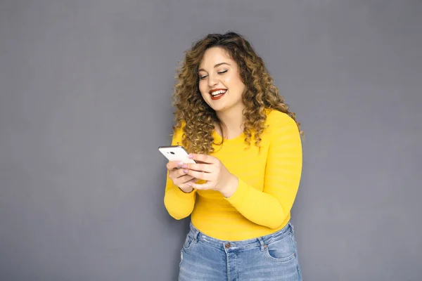 Bonito Morena Size Mulher Com Cabelo Encaracolado Suéter Amarelo Jeans — Fotografia de Stock