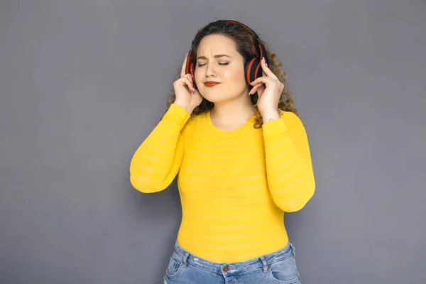 Bonito Morena Size Mulher Com Cabelo Encaracolado Suéter Amarelo Jeans — Fotografia de Stock