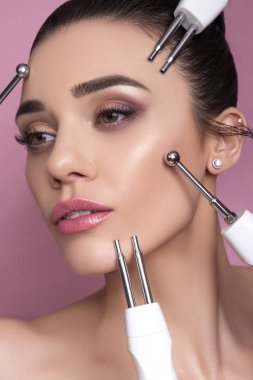 Esmer, beyaz bir kadının yüzünde kozmetoloji tedavisi. Taze.,