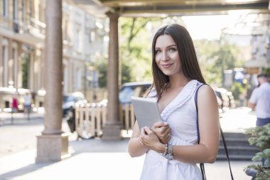 Avrupalı bir kentte günlük kıyafetli beyaz bir kadın.