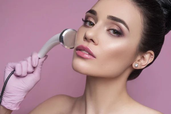 Cosmetology treatment on a brunette caucasian woman face. Fresh, — Stock Photo, Image