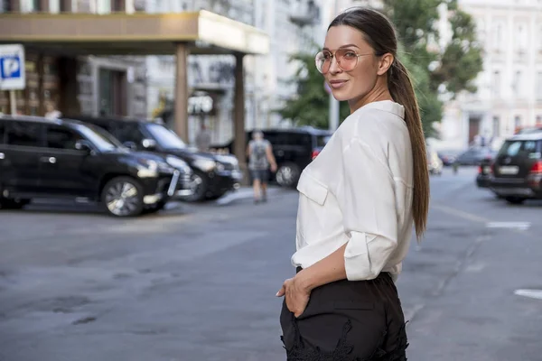 Joven mujer caucásica con estilo en traje casual en una ciudad europea —  Fotos de Stock