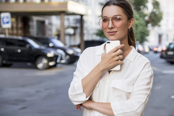 Молодая кавказская стильная женщина в нарядной одежде и очках — стоковое фото