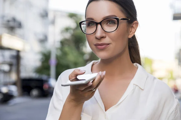 Mladý kavkazský stylový žena v smart-ležérní oblečení a brýle — Stock fotografie