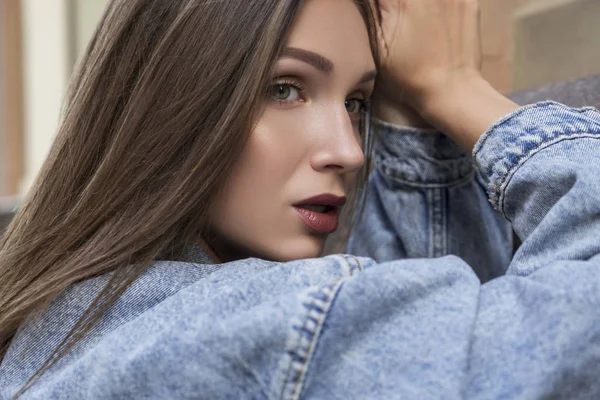 Joven mujer caucásica con estilo en traje casual en una ciudad europea —  Fotos de Stock