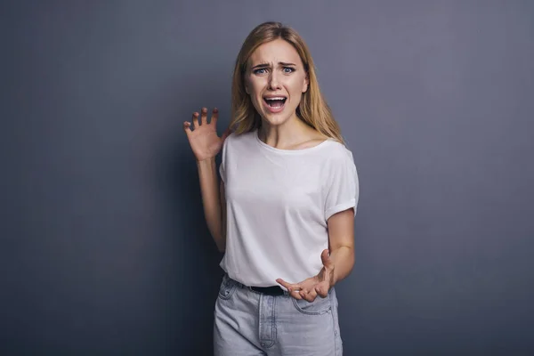 Kaukasische Frau in neutralem, lässigem Outfit steht auf einem neutralen g — Stockfoto