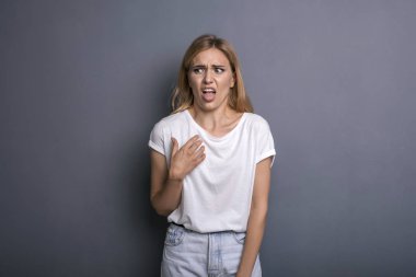 Tarafsız giyinmiş beyaz kadın tarafsız bir g 'nin üzerinde duruyor.