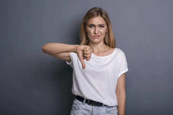 Kaukasische Frau in neutralem, lässigem Outfit steht auf einem neutralen g — Stockfoto