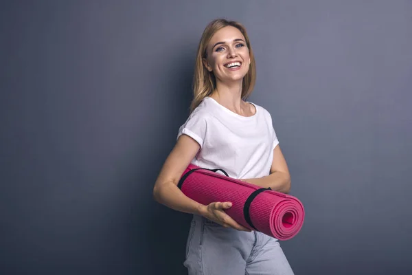 Femme blanche en tenue décontractée neutre debout sur un g neutre — Photo