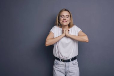 Tarafsız giyinmiş beyaz kadın tarafsız bir g 'nin üzerinde duruyor.