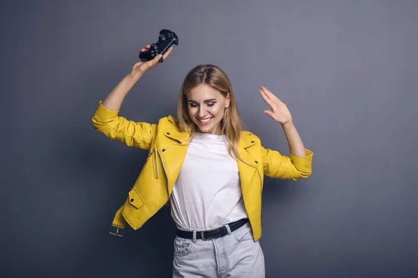 Mujer caucásica en traje casual neutro de pie sobre un g neutro —  Fotos de Stock