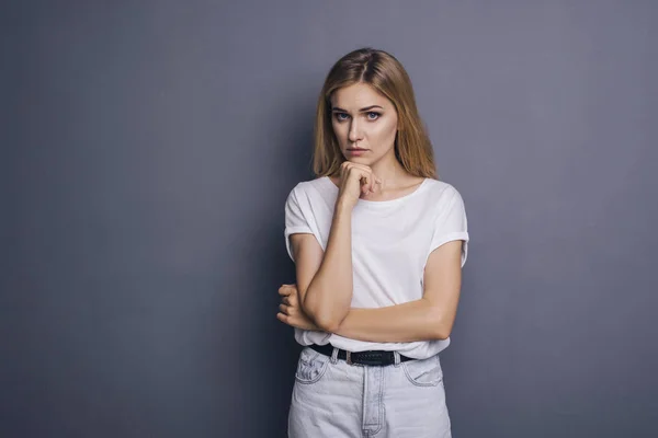 Blanke vrouw in neutrale casual outfit staan op een neutrale g — Stockfoto