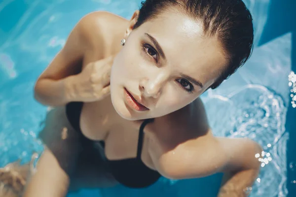 Mulher morena bonita na praia na piscina sozinha relaxando em — Fotografia de Stock