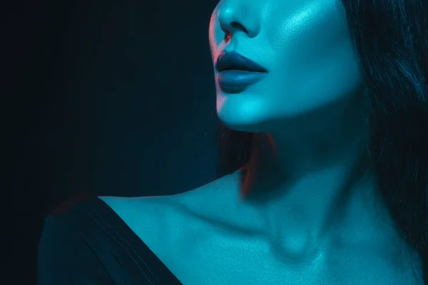 Neon Yeşil Mor Bir Işıkta Dolgun Dudaklı Güzel Esmer Kadın — Stok fotoğraf