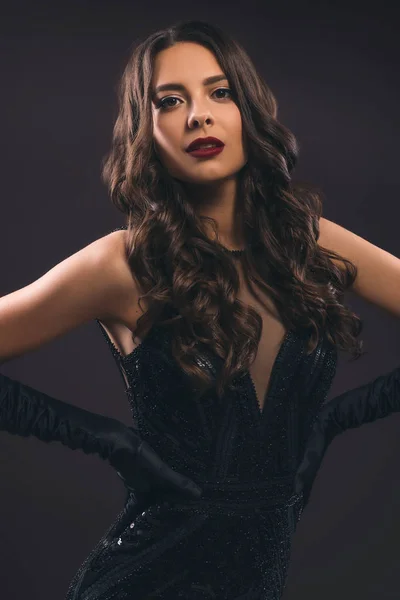 Glamour kaukasische brünette Frau im schwarzen Abendkleid auf einem neuen — Stockfoto