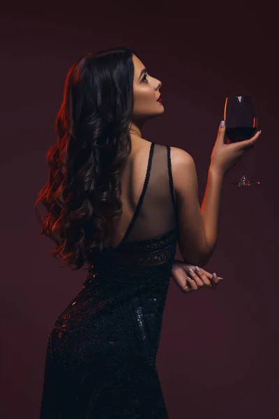 Glamour kaukasische brünette Frau im schwarzen Abendkleid auf einem neuen — Stockfoto