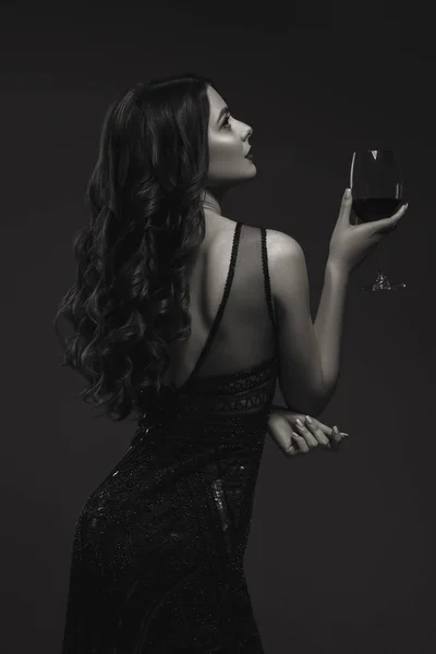 Glamour mulher morena caucasiana à noite vestido preto em um neu — Fotografia de Stock