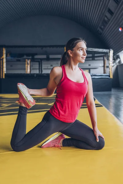Slim fit muscular morena ejercicio de mujer en el gimnasio, levantamiento de peso — Foto de Stock