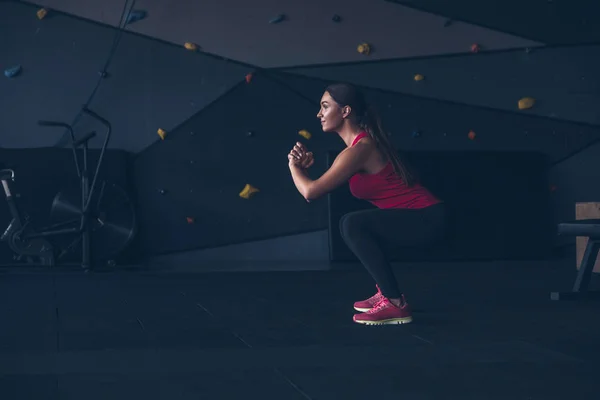 Slim fit muscular morena ejercicio de mujer en el gimnasio, levantamiento de peso — Foto de Stock