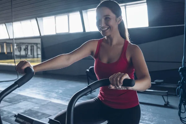 Smal passform muskulös brunett kvinna motion i gym, lyfta vikt — Stockfoto